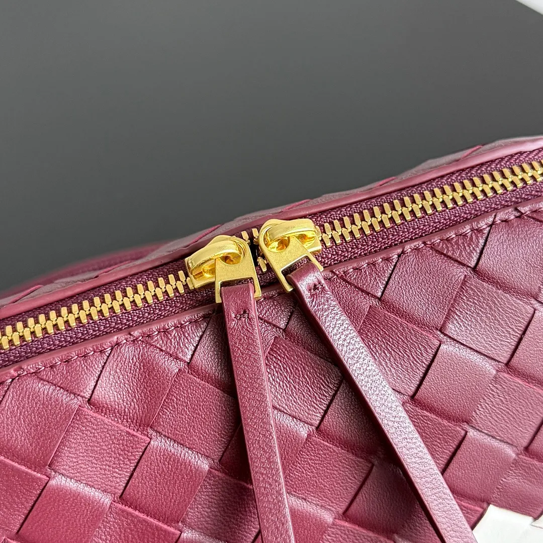Batch 1260 BV new mini bag ceiling Bottegaveneta new Concert Pouch bag is small and has a large capacity. It can hold a Pro max mobile phone. The shoulder strap is adjustable for cross-body carry. It is very cost-effective when carried on one shoulder. The latest small bag in autumn has a lot of capacity. It can hold 4 short clips. I also tried it and it can hold one of my fists. It is cute, the capacity is touching and the length of the shoulder strap is adjustable for daily commuting. Full score 10 #bv woven bag Style number: 794258 Size: 18.5*11.5*8.5cm
